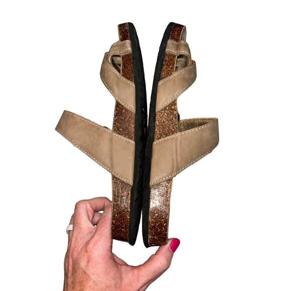 Maui Island Tan Slip On Buckle Sandals Women 6M Walk Comfort Beach Vacation - Picture 9 of 11